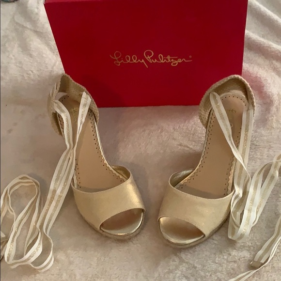 Lilly Pulitzer Shoes - 🍁NWT Lilly Pulitzer Gold Metallic Alyssa Wedge🍂